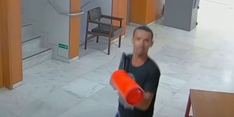 PF prende homem filmado ao destruir relógio no Palácio do Planalto