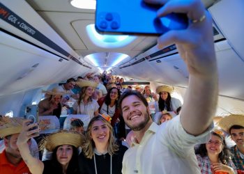 Com festa, Avião do Forró da GOL Linhas Aéreas é recepcionado pelo prefeito Bruno
